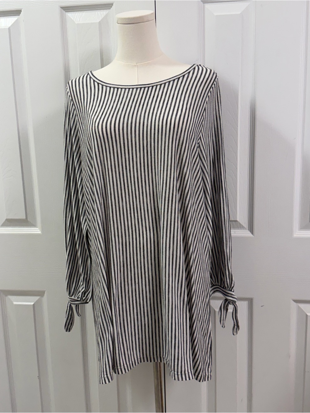 Max Studio 1X Black White Striped Tunic Top Tie Sleeve Plus Size